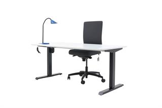 Kontorsæt med bordplade i hvid, stelfarve i sort, blå bordlampe og grå kontorstol